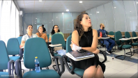 Pessoas sentadas conversando 
